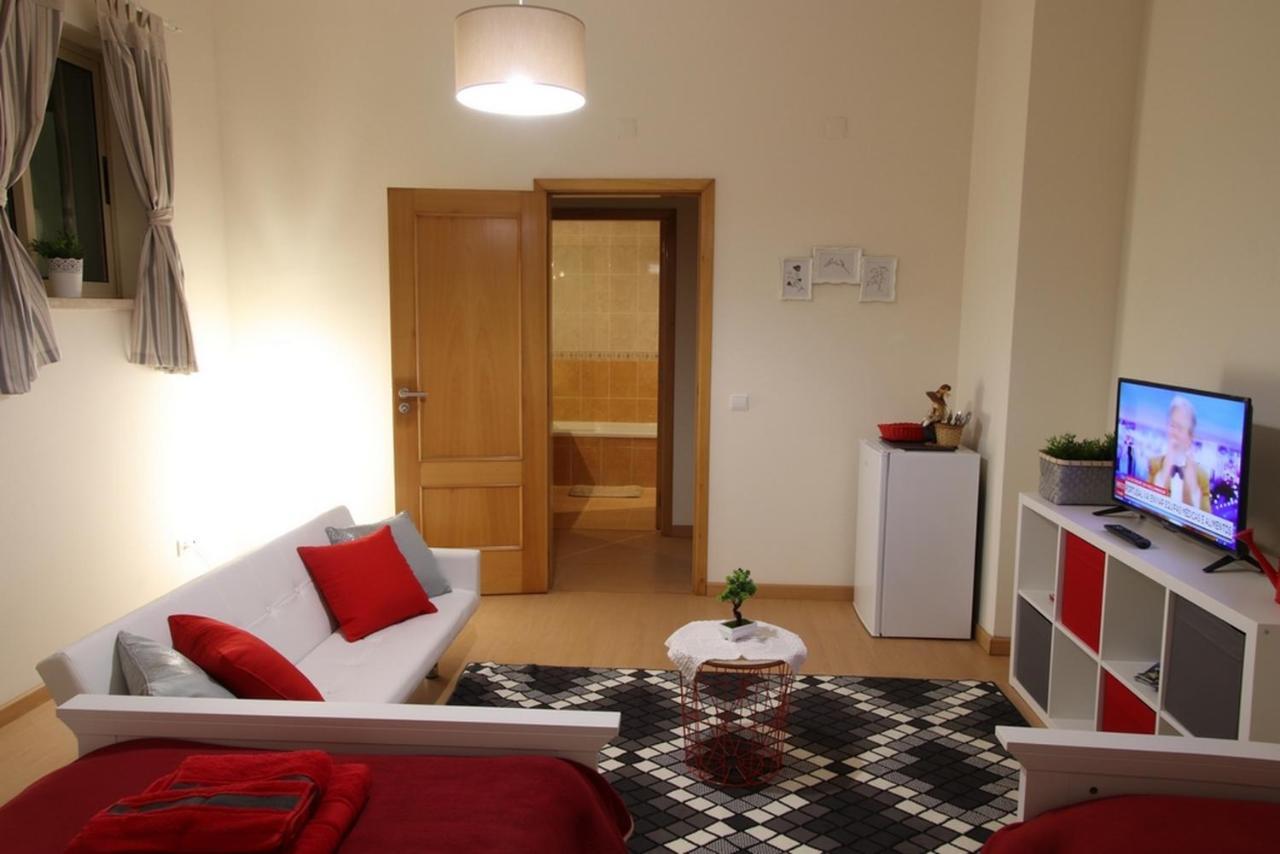 Quartos Confortaveis Em Casa Proximo Ao Mosteiro バターリャ エクステリア 写真